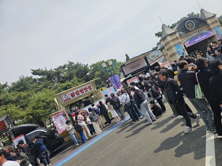 대학 축제 현장에 늘어선 방문객