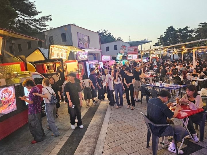 야간 축제 현장의 푸드트럭