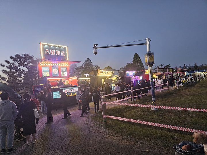 해질 무렵 잔디밭 축제에 늘어선 푸드트럭