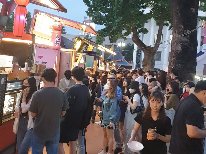 가로수길 축제 거리를 가득 채운 방문객
