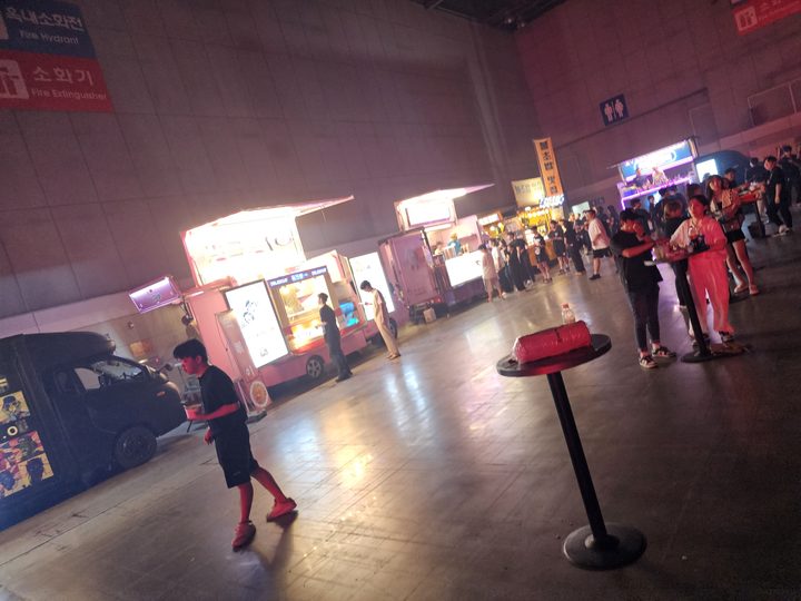 실내 행사장 야간에 늘어선 푸드트럭