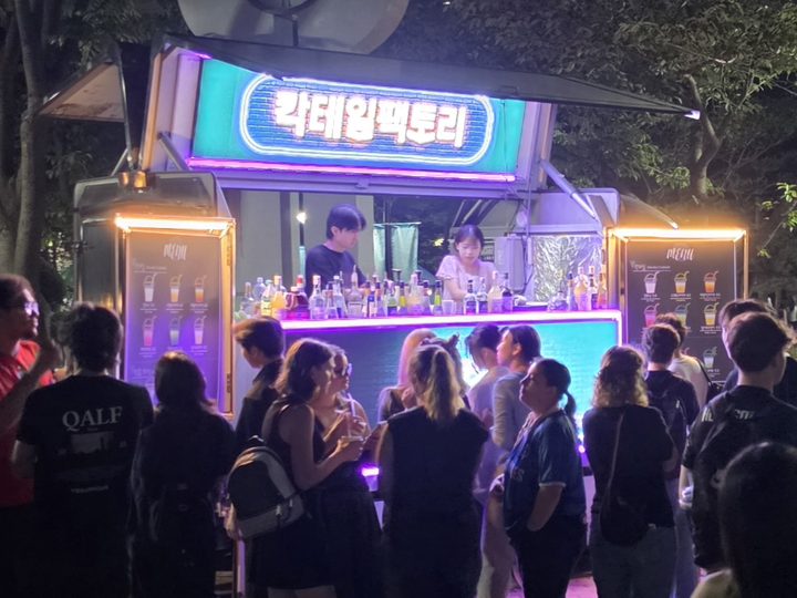 야간 행사에 운영한 칵테일 바 푸드트럭