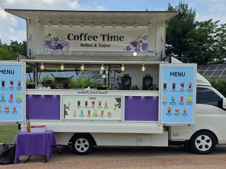 행사장에 설치된 커피 푸드트럭