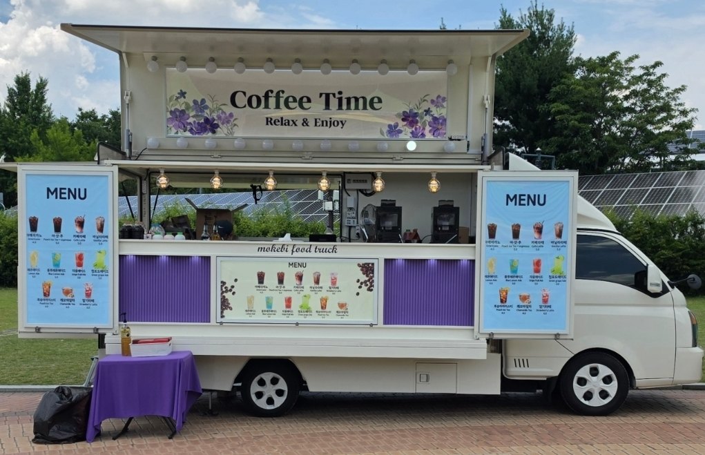 행사 현장에 설치된 브랜드 푸드트럭