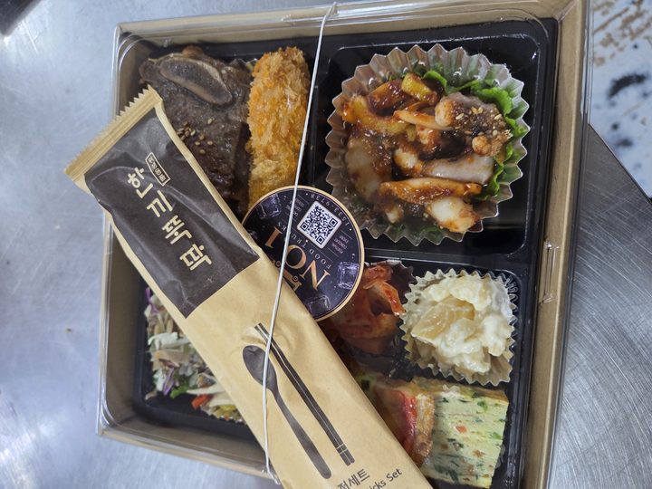 수저 세트를 함께 구성한 한끼 밥상 도시락